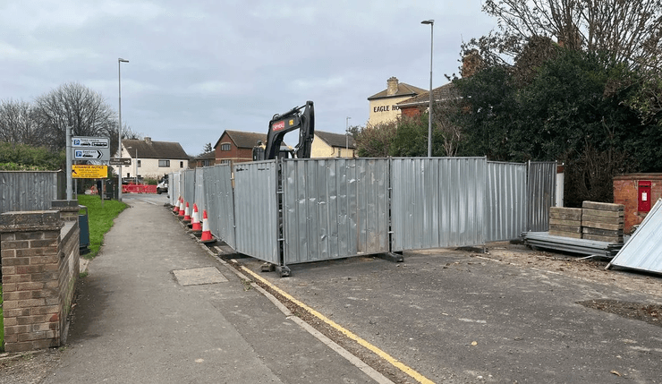 Барсуки, животные, полосатая угроза, млекопитающие, барсуки захватили город, барсуки разрушают дороги, ремонт дороги, наносят ущерб инфраструктуре