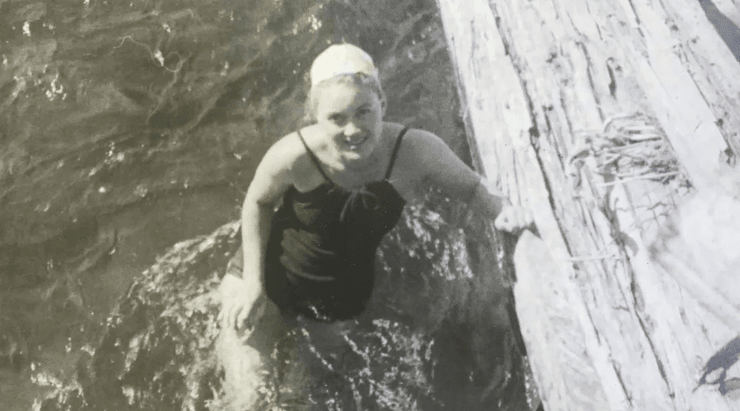 102-річна інструкторка з плавання, секрет довголіття, пенсіонерка, літня жінка, вчить дітей плавати,