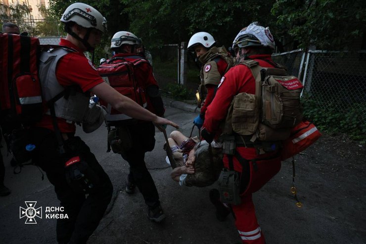 Рятувальники допомагають постраждалим у Києві
