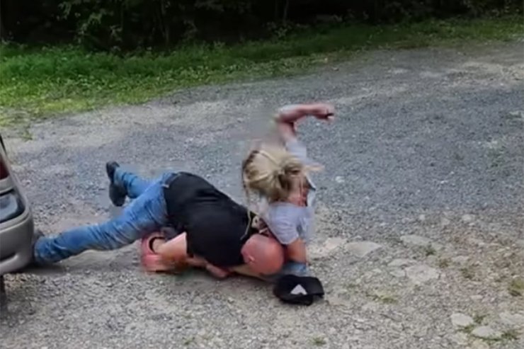 Полицейский удерживает женщину, превышение служебных полномочий, ссора, психиатрическая больница, незаконный арест