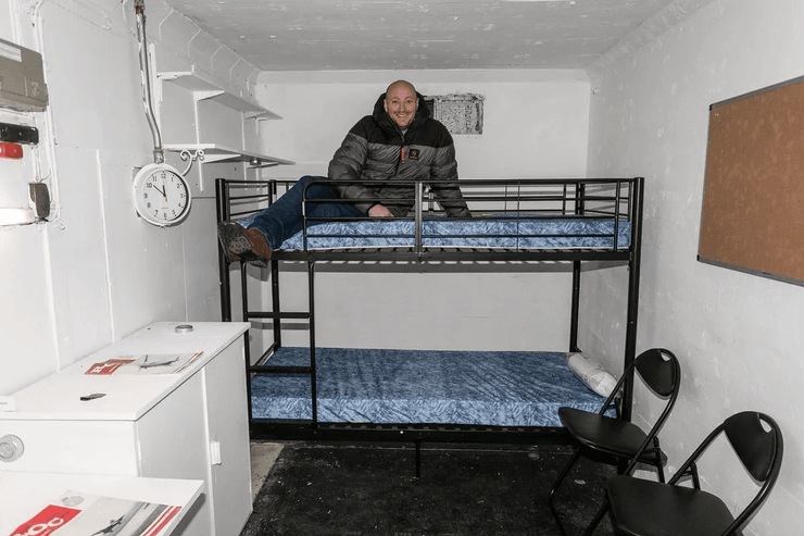 Мужчина купил бункер, ядерный бункер, убежище, бункер выставили на аукцион, забетонированный бункер, внутри бункера,