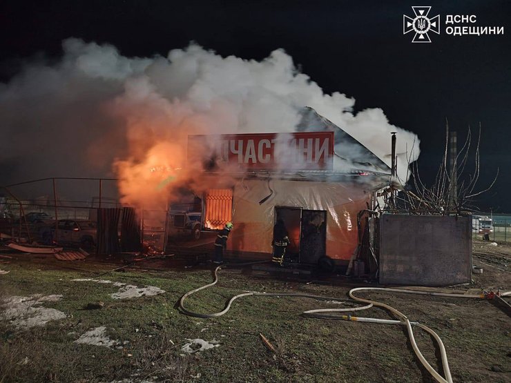 Фото стоянки в Одесі після удару РФ, 23 лютого