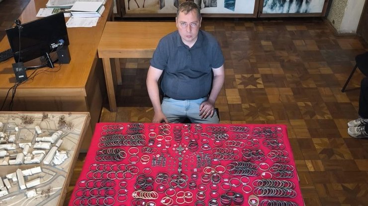 Клад насчитывает около 1000 артефактов