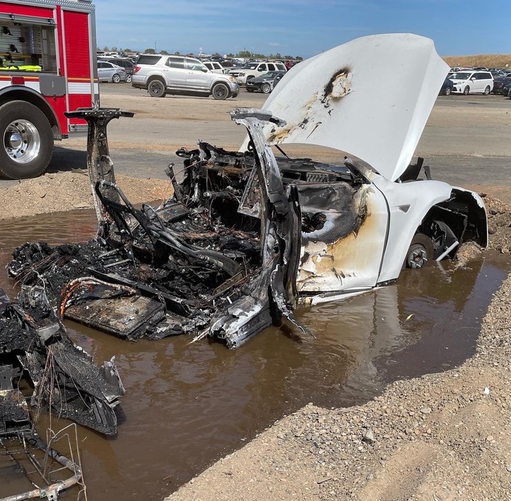 Сгоревшая Тесла, пожар Тесла, Tesla Model S, электромобиль Tesla, пожар в Tesla, пожар электромобиля