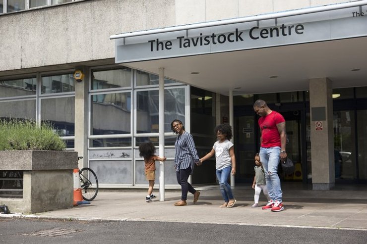 Семья на пороге клиники Тависток