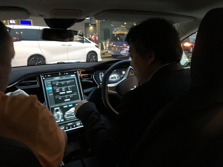 Одометр с пробегом показывает, что данная машинка уже проехала расстояние, больше половины экватора Земли.