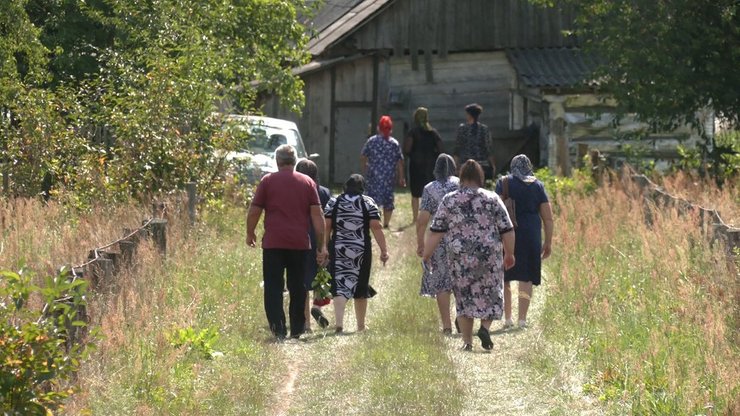 Жители села Сопачев идут на похороны мальчиков