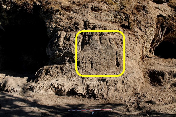 идол символизирует двойную природу богини