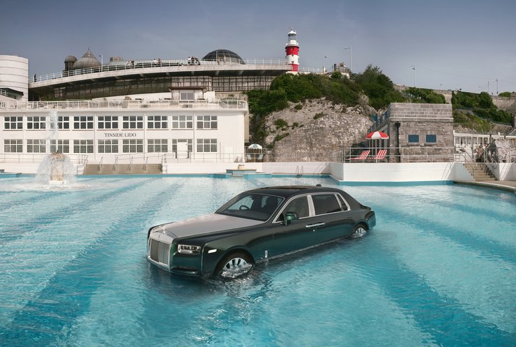 rolls-royce в бассейне