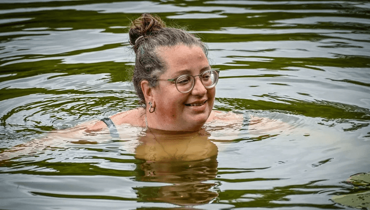 Плавание в холодной воде, совет врача, женщина в депрессии, как выйти из депрессии, проблемы в жизни, трудный период, плавание, озеро