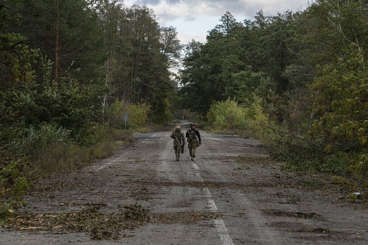 солдаты ищут погибших, лиман , освобождение лимана, российские войска, Контрнаступление ВСУ, Лиман, Донецкая область ВСУ,Наступление украинской армии, война в Украине, вторжение России, освобождение Лимана, окружение Лимана, ВСУ, Донбасс,  Донецкая область,