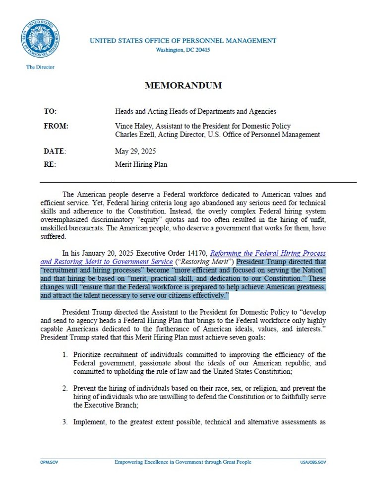 В эссе для кандидатов на федеральные должности идется об указах Трампа