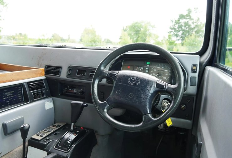 Салон Toyota Mega Cruiser, внедорожник Toyota, Toyota Mega Cruiser 1996 года