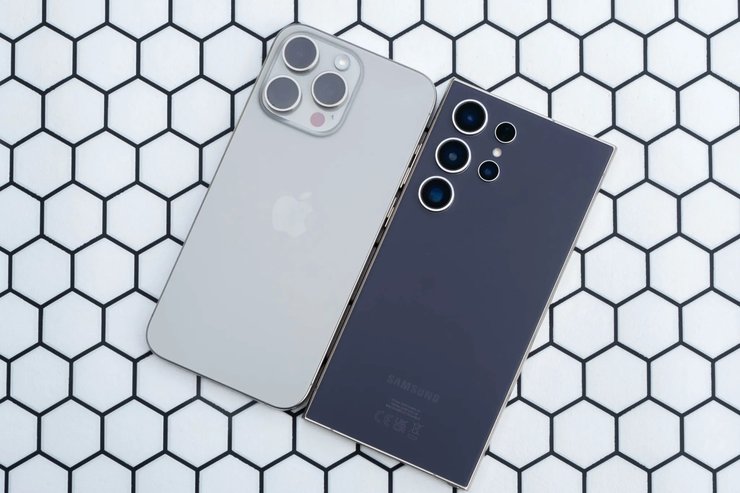 смартфони — iPhone 15 Pro Max, Samsung Galaxy S24 Ultra iPhone 15 та Samsung Galaxy S 24