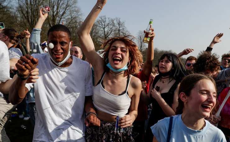 Брюссель, фейковая вечеринка, полиция, водометы, лошади, карантин