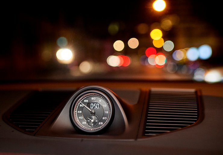 годинник у салоні Porsche Macan 2021, тест-драйв Варшава Польща, інтер'єр Порше Макан 2021