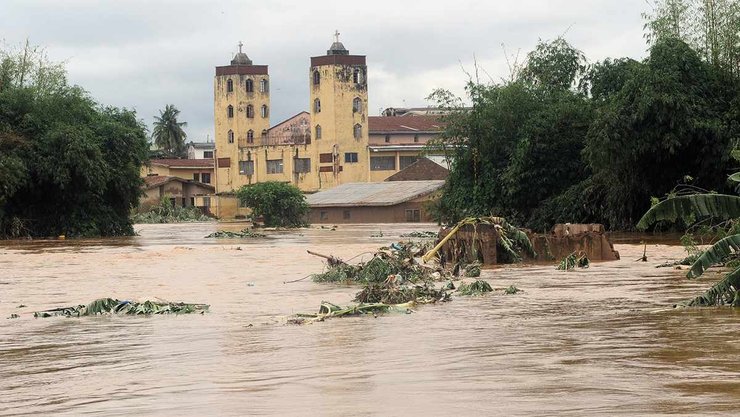 река, здания, растения, фото