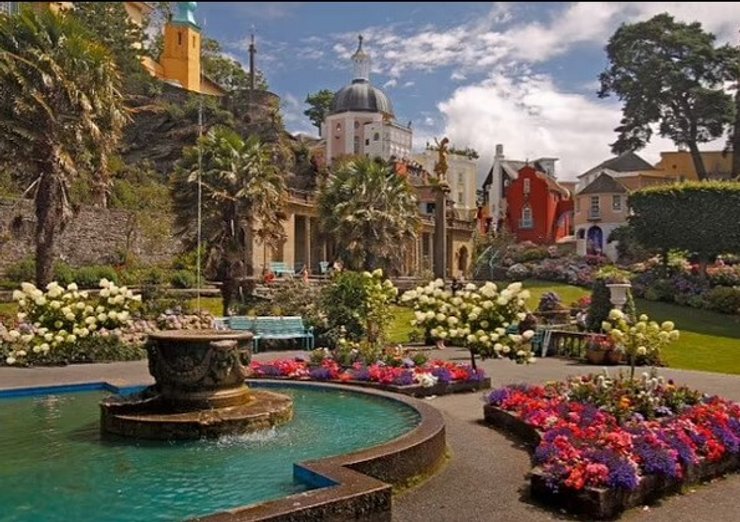 Так бачить село Портмейріон в Уельсі людина