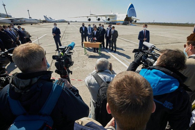 Мрия" доставила в Украину защитные маски, перчатки, костюмы