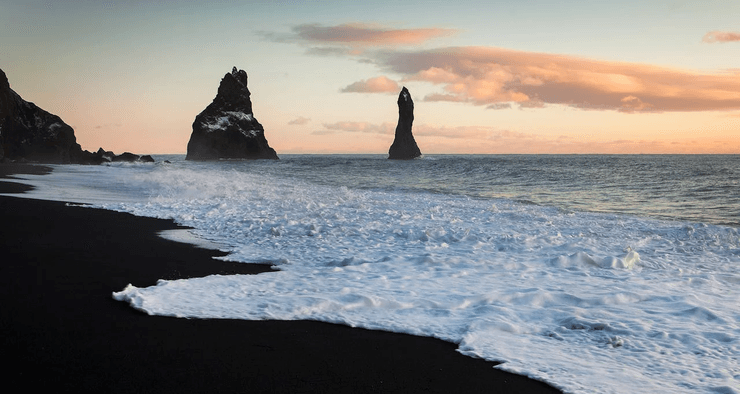 Черный пляж Рейнисфьяра, самый опасный пляж, черный песок, огромные волны, ледяные волны, туристы, наглые туристы,