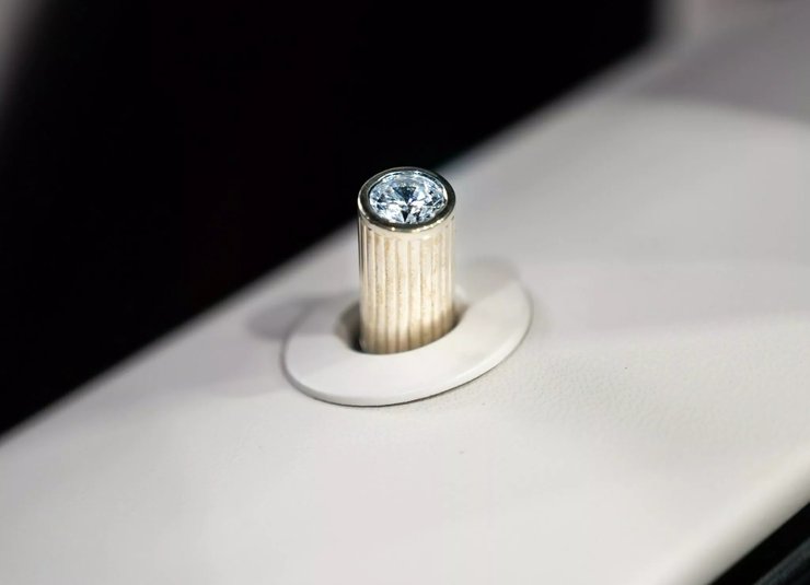 Кнопки блокировки дверей украсили бриллиантами