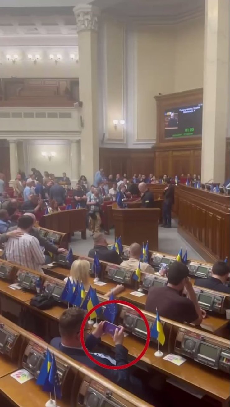 евгений брагар играет в телефон в раде