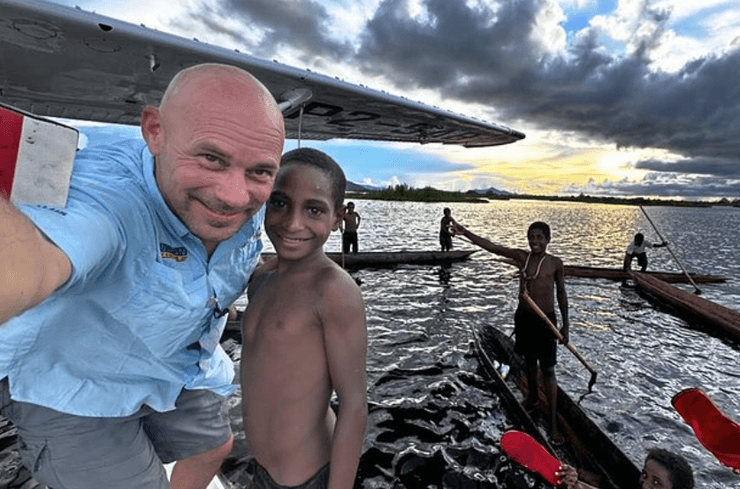 Марк Палм с жителем Папуа Новой Гвинеи