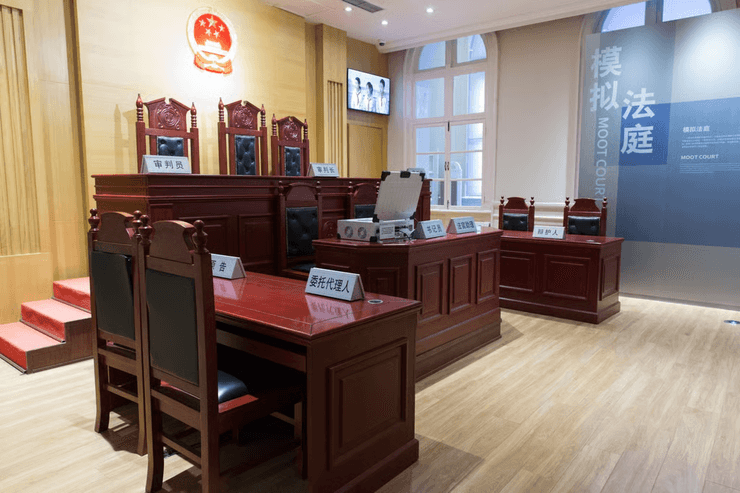 Порожня зала суду в Китаї з кріслами суддів і табличками