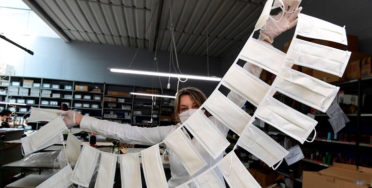 ИЗМЕНИТЬ МИР. В период пандемии некоторые производства переориенти­ро­вались на выпуск защитных масок и антисептиков