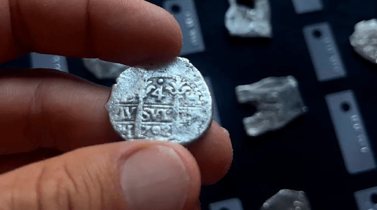 Дайверы достали монеты, которые оказались на дне еще в 1715 году