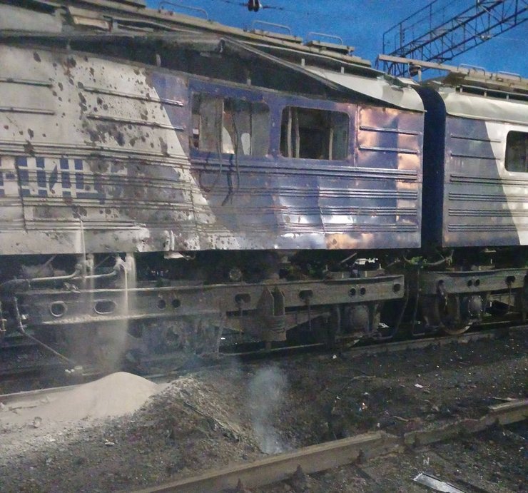 эдлектровоз, поврежденный из-за обстрела Запорожья 22 апреля