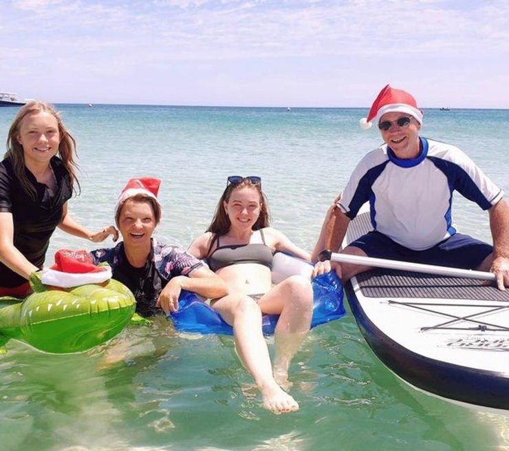 Сім'я, діти, віза, візовий закон, виганяють із країни, літня пара,