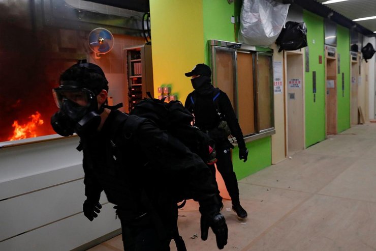 Люди в масках подожгли здание для карантина