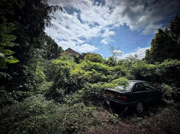 BMW, покинутий особняк