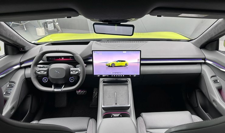 Салон XPeng P7 2025