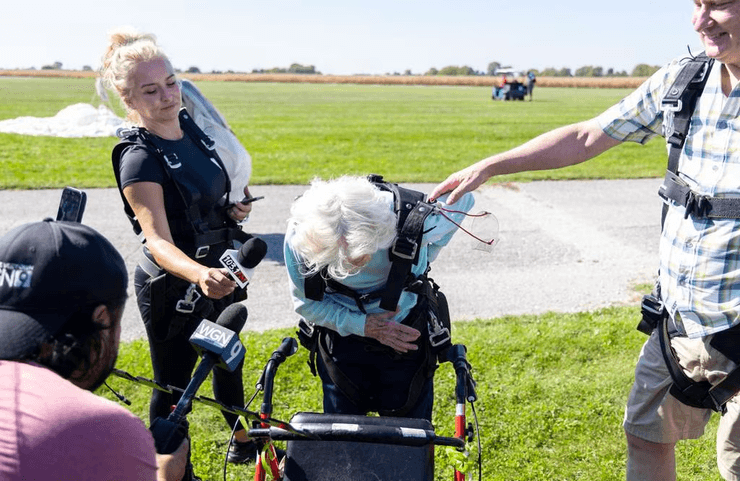 Пенсіонерка, 104 роки, 104-річна парашутистка, стрибки з парашутом, неофіційний рекорд, рекорд, світовий рекорд