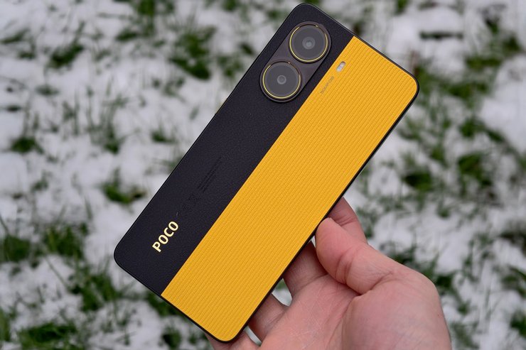 Poco X7 Pro смартфон у руці Xiaomi