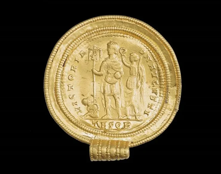 археологи, археологія, металошукач, золото, скарб, вікінги, залізний вік, Вінделев, відкриття, прикраса, медальйон, брактеат, Одін, руни, артефакт, знахідка, дослідження