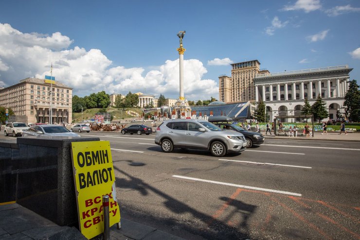 Одним из последствий экономического кризиса будет девальвация гривны