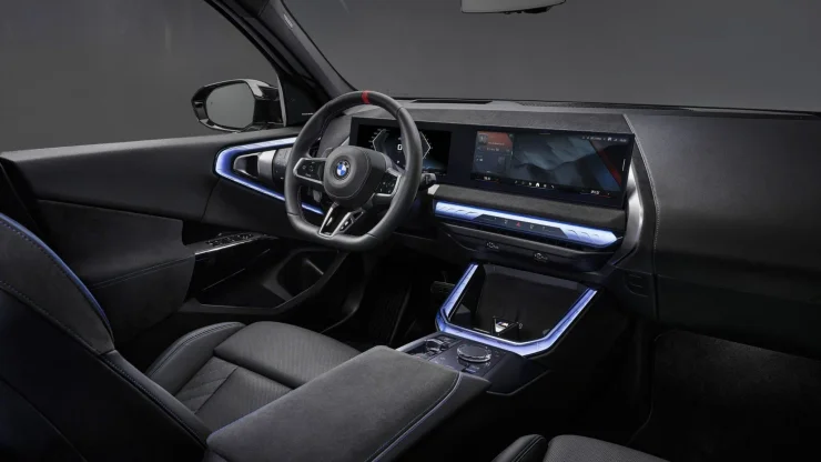 Інтер'єр нового BMW X3 M50 xDrive з оздобленням чорною алькантарою, синьою прострочкою та спортивним кермом M
