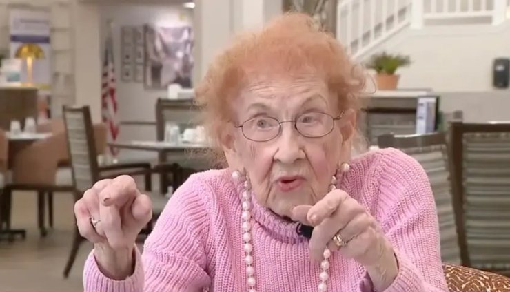 106 річна американка, старенька, пенсіонерка, не розпізнають вік, служба безпеки аеропорту, літня жінка, Кретора Біггерстафф