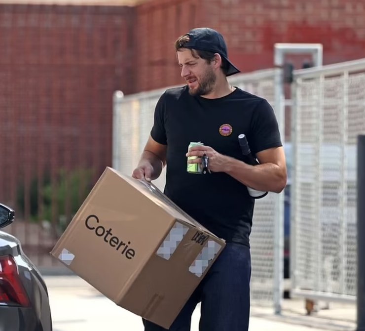 Том Акерли, муж Марго Робби, ребенок, подгузники