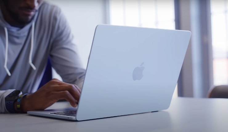 Лучший ноутбук 2025 года Apple MacBook Air (M4) в работе