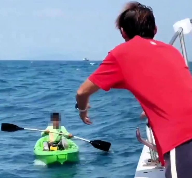 Мальчик провел ночь в открытом море, как это могло случиться, подробности курьезного случая