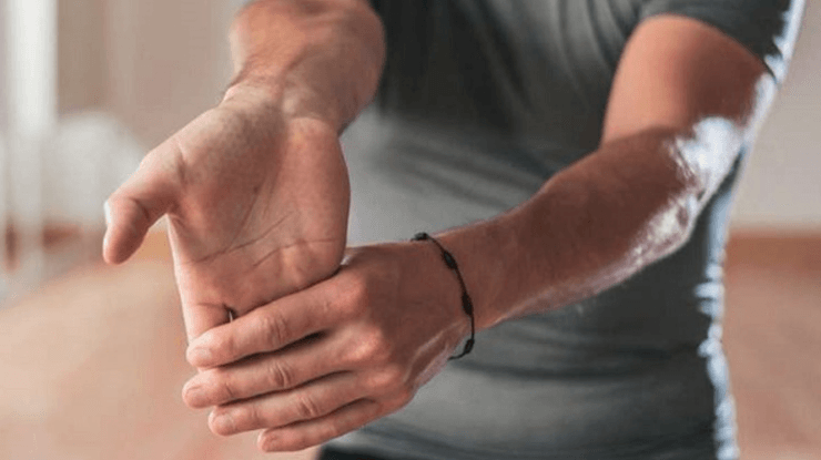 Молодой человек волнуется из-за сыпи на руках