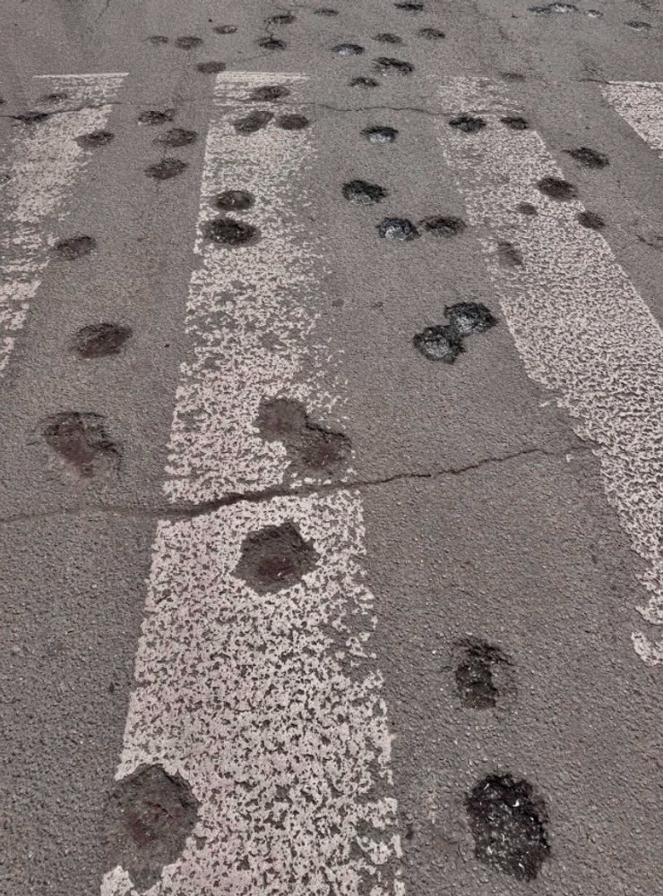 фото зі слідами удару касетної БЧ у Дніпрі, 2 червня
