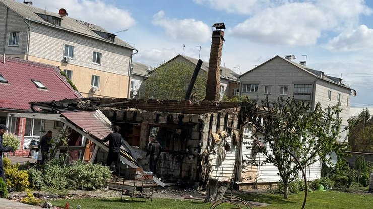 У селі Щасливе на Київщині внаслідок нічної російської атаки згорів будинок, у якому жила родина загиблого військового