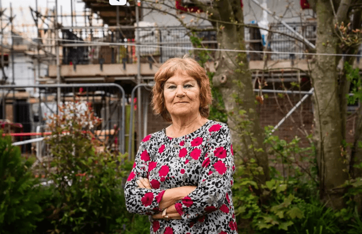 Стройка возле дома, пенсионеры вернулись из отпуска, жилой комплекс, 129 домов, стройка, жалоба на застройку, потеря приватности, строительный шум, новые дома рядом, стройка без уведомления, дом, бунгало, современный дом