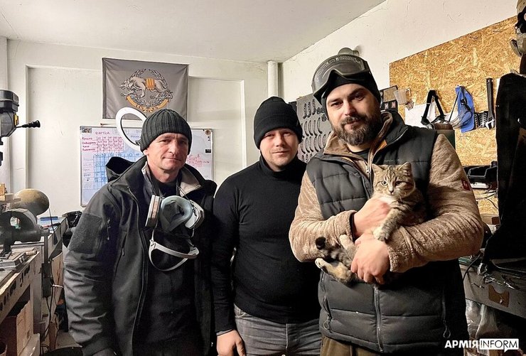 волонтеры делают шлемы