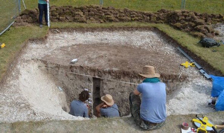 яма, археологи, раскопки, фото
